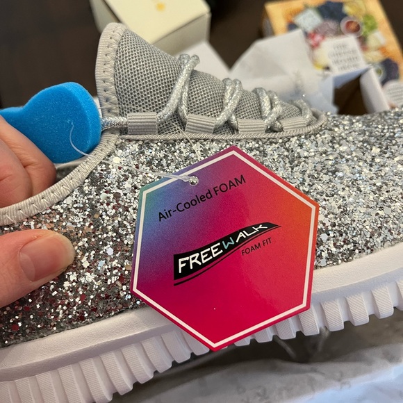 Runners glitter NWT size 9 - Picture 2 of 2
